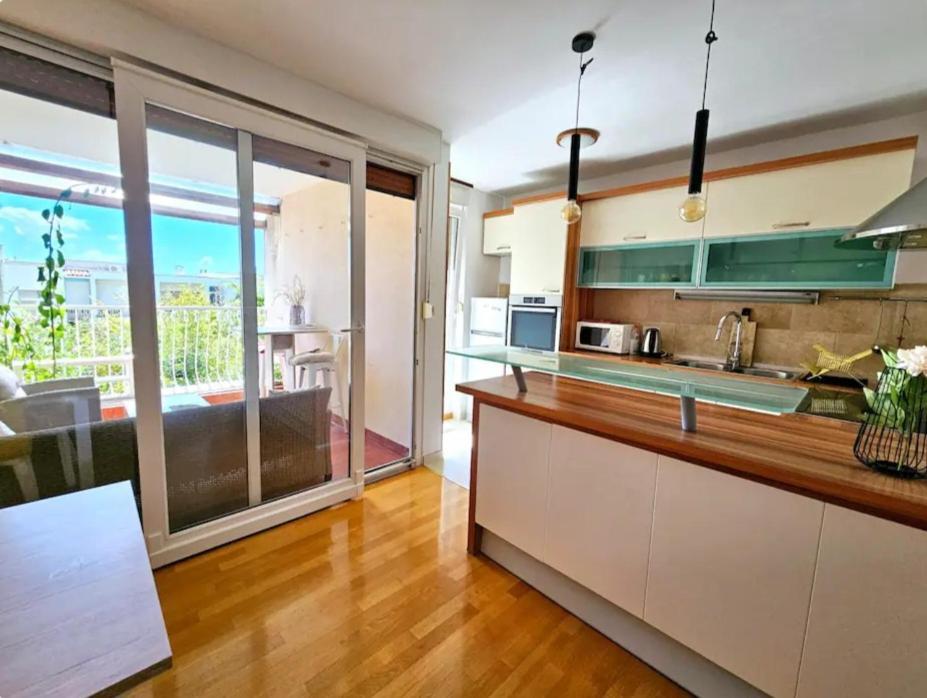 Beautiful Large Apartment, Walk To Beach Lägenhet Split